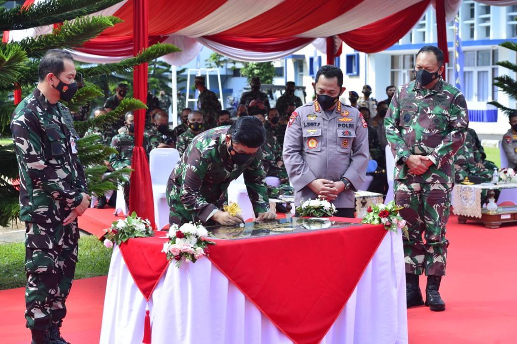 Panglima TNI Hadi saat melakukan serangkaian kunjungan 