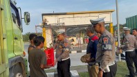 Ditlantas Polda Riau Gelar Sosialisasi Pra Ops Ketupat dan Berbagi Takjil di Tol Pekanbaru–Dumai