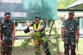 Pangdam XIX/Tuanku Tambusai bersama Ketua Persit KCK Tanam Pohon Mangrove