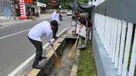 Peduli Kebersihan Lingkungan, Petugas Lapas Kelas IIA Pekanbaru Rutin Lakukan Pembersihan Saluran Pembuangan Air