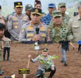 Jaga Kelestarian Lingkungan, TNI-Polri Bersama Buruh Tanam 20 Ribu Pohon di Siak