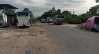 Warga Keluhkan Bus Parkir di Pertigaan Jalan menuju Rumah Gadang IKLA, Kelancaran Arus Lalulintas Terganggu