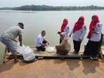 LPM Pekanbaru Lepas Dua Puluh Ribu Benih Ikan, Sukseskan Program Walikota dan Polda Riau