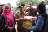 Pemprov Riau Salurkan Bantuan 2,5 Ton Beras kepada Korban Terdampak Banjir