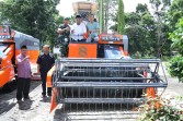Wakil Bupati Siak Serahkan Dua Unit Mesin Panen Padi, Dorong Produktivitas Petani