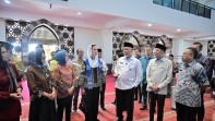 Viral Menpar Disebut Memakai Sepatu di Masjid Raya Sumbar, Inilah Klarifikasinya