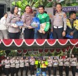Polantas Karib Ditlantas Polda Riau Rangkul Ibu-ibu Ojol Pekanbaru, Bagikan Helm dan Sembako
