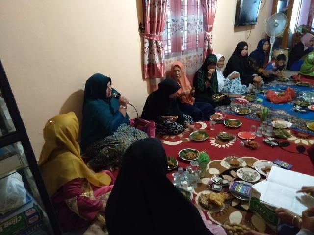 Ibu-ibu RT 03 Laksanakan Arisan Bulanan di Rumah Nurhayati
