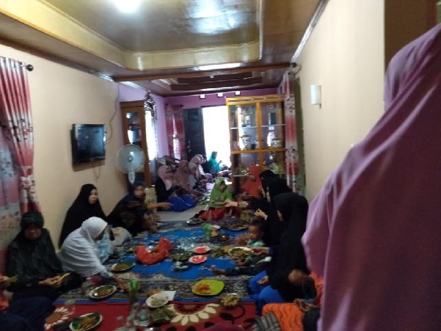 Ibu-ibu RT 03 Laksanakan Arisan Bulanan di Rumah Nurhayati
